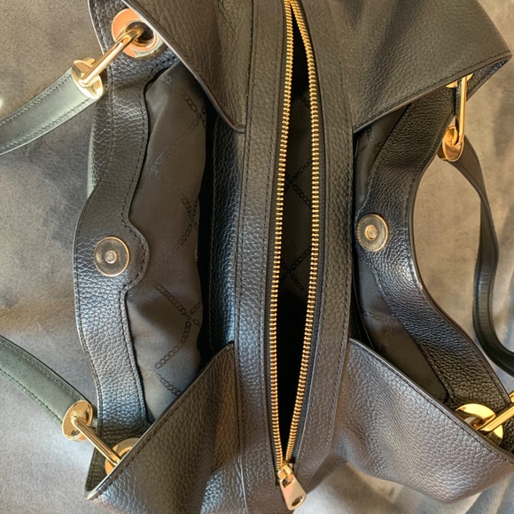 Michael Kors Raven Large Leather Shoulder Bag - Picture 5 of 13